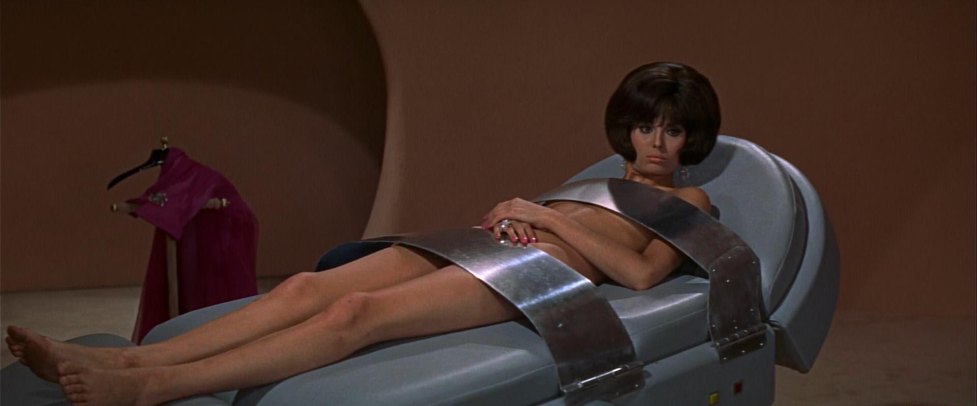 Casino Royale 1967 (1080p x265 10bit apekat).mkv_20200426_214501.403.jpg
