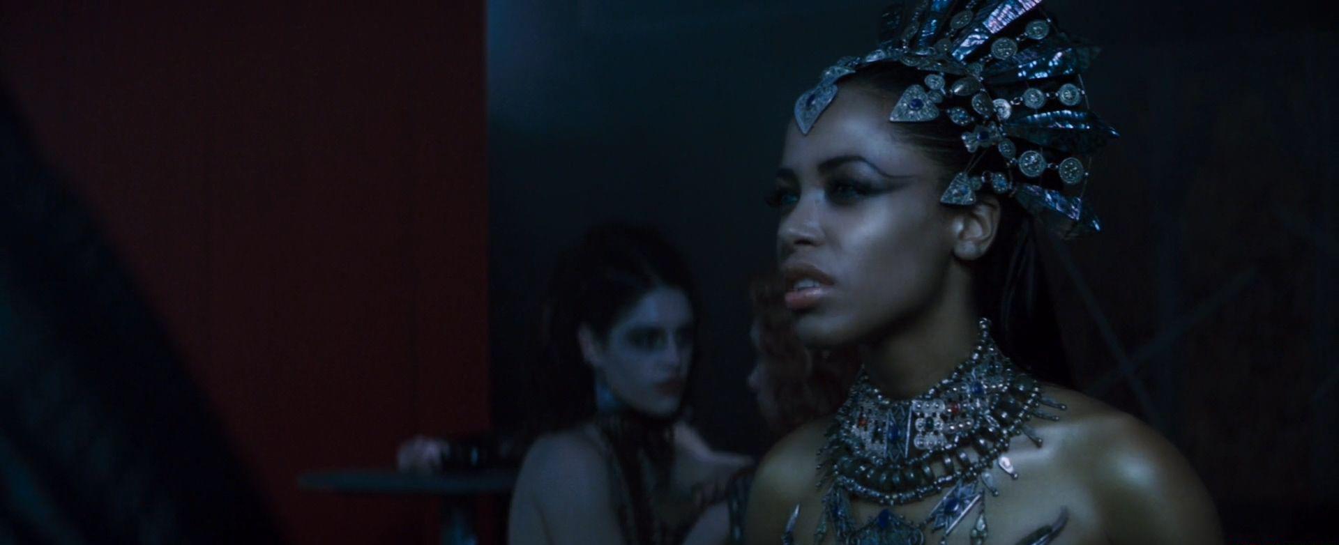 吸血鬼女王 Queen of the Damned (2002).mkv_20200725_122543.427.jpg
