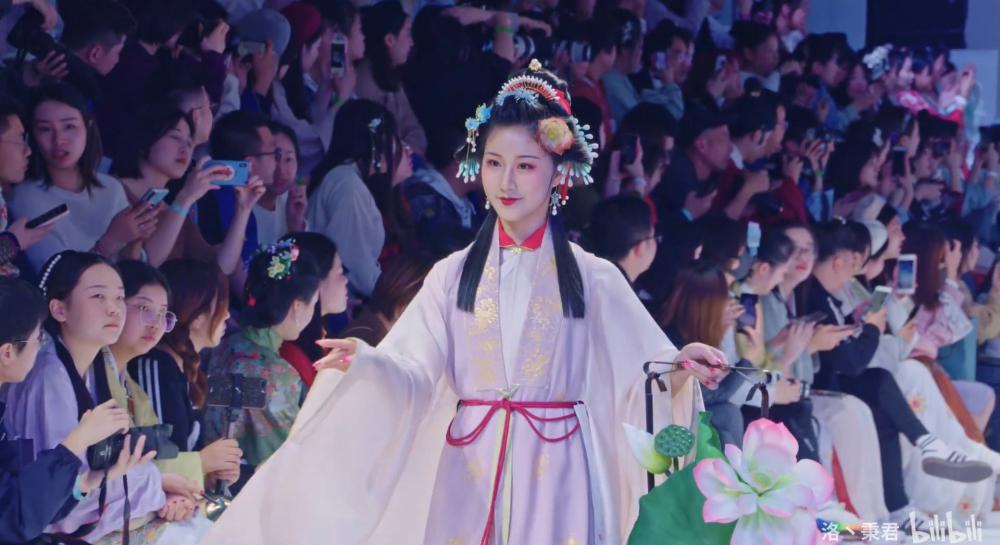 2019华裳九州上.mp4_20201006_144451.864.jpg