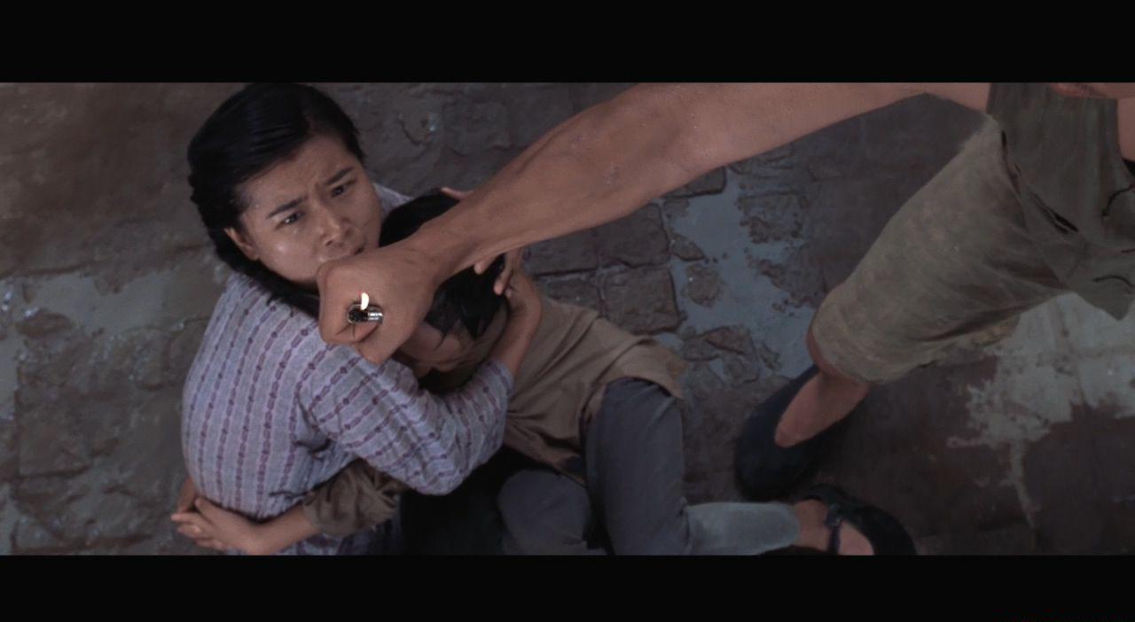 功夫.Kung.Fu.Hustle.2004.BluRay.720p.3Audio.x264.AC3-CnSCG.mkv_20201023_145618.840.jpg