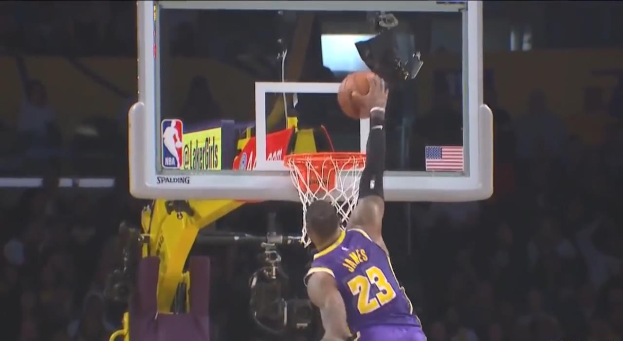 LeBron James' TOP PLAYS  Last 5 Seasons.mp4_20201219_203408810.jpg