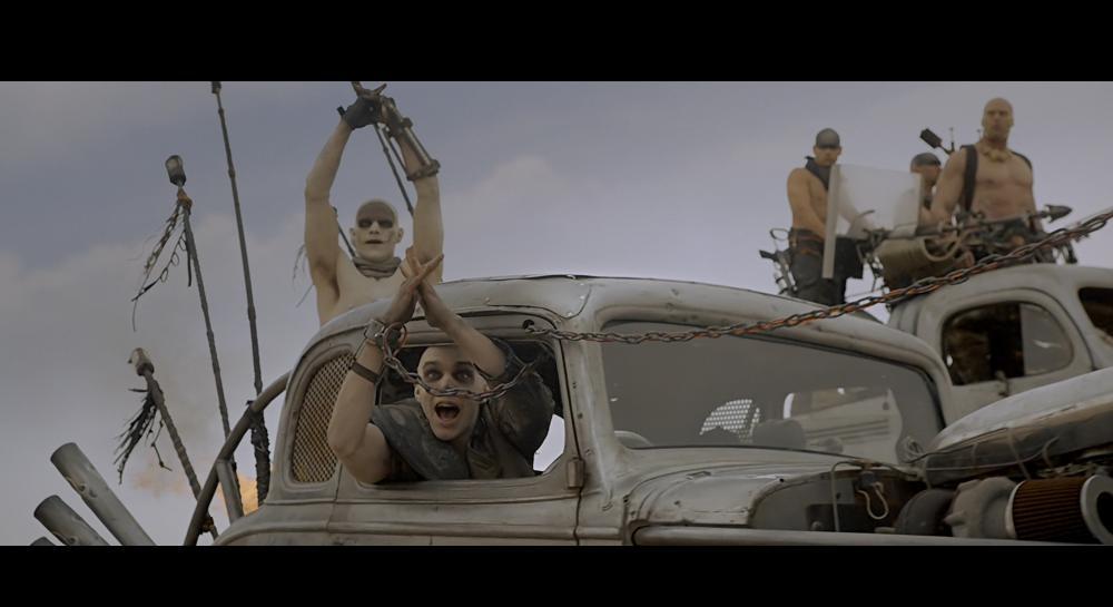 疯狂的麦克斯4.Mad.Max.Fury.Road.2015.2160p.UHD.BluRay.mkv_20210318_111325.079.jpg
