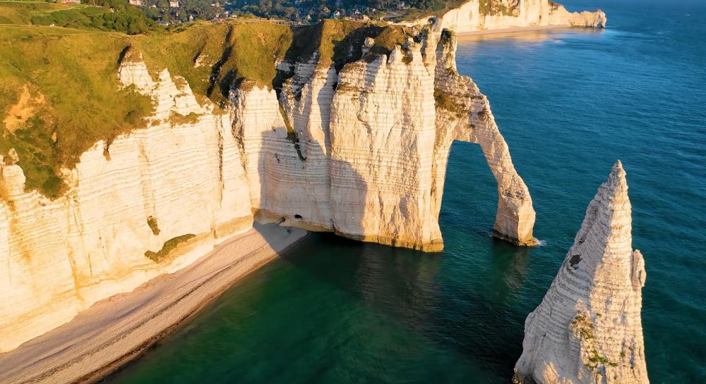 France-4K---Scenic-Relaxation-Film-With-Calming-Music.mkv_20220221_083406.482.jpg