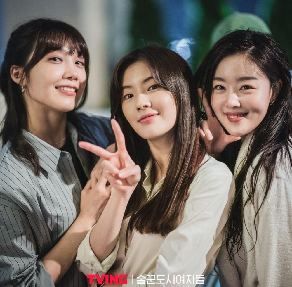 酒鬼都市女人们 (2021)（12集全）韩语中字.高清.豆瓣9.0分-14.2GB-1.jpg