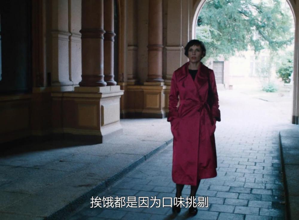Fabian.Going.To.The.Dogs.2021.GERMAN.1080p.BluRay.H264.AAC-VXT.mp4_20221208_180613749.jpg